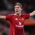 Rasmus Hojlund mengenakan jersey Manchester United saat pemanasan sebelum laga.