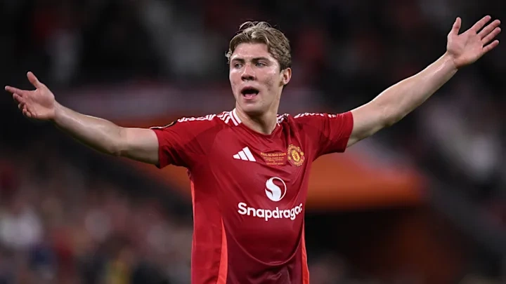 Rasmus Hojlund mengenakan jersey Manchester United saat pemanasan sebelum laga.