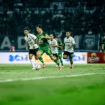 Aksi pemain PSIM Yogyakarta mencetak gol kemenangan melawan Persebaya Surabaya di BRI Super League 2025