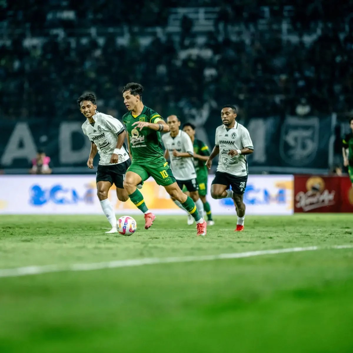 Aksi pemain PSIM Yogyakarta mencetak gol kemenangan melawan Persebaya Surabaya di BRI Super League 2025