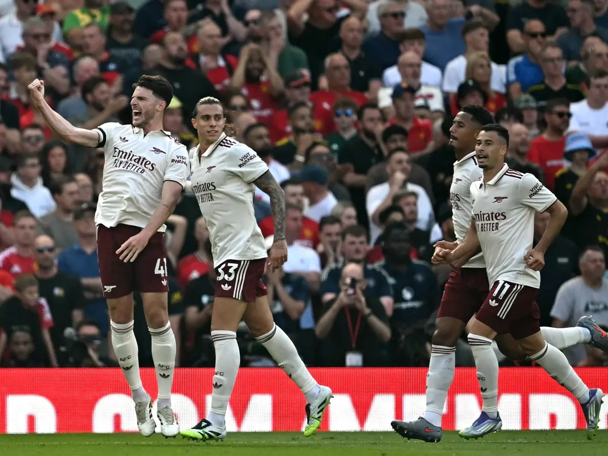 Selebrasi pemain Arsenal setelah menang 1-0 atas Manchester United di Old Trafford