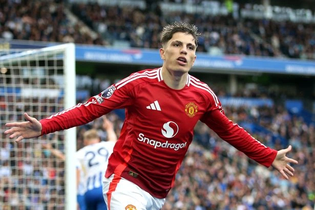 Alejandro Garnacho dengan jersey Manchester United, pemain muda yang resmi pindah ke Chelsea