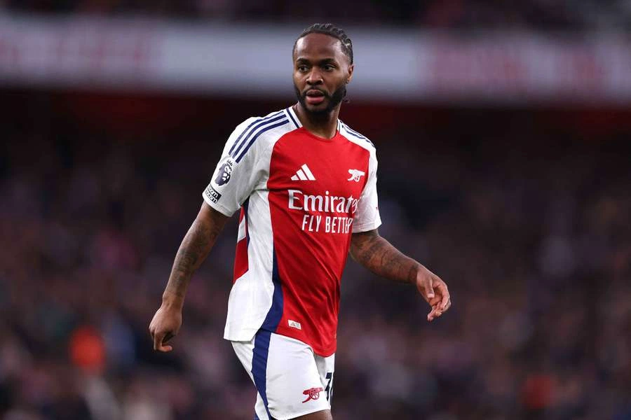 Raheem Sterling mengenakan jersey Arsenal saat laga Premier League