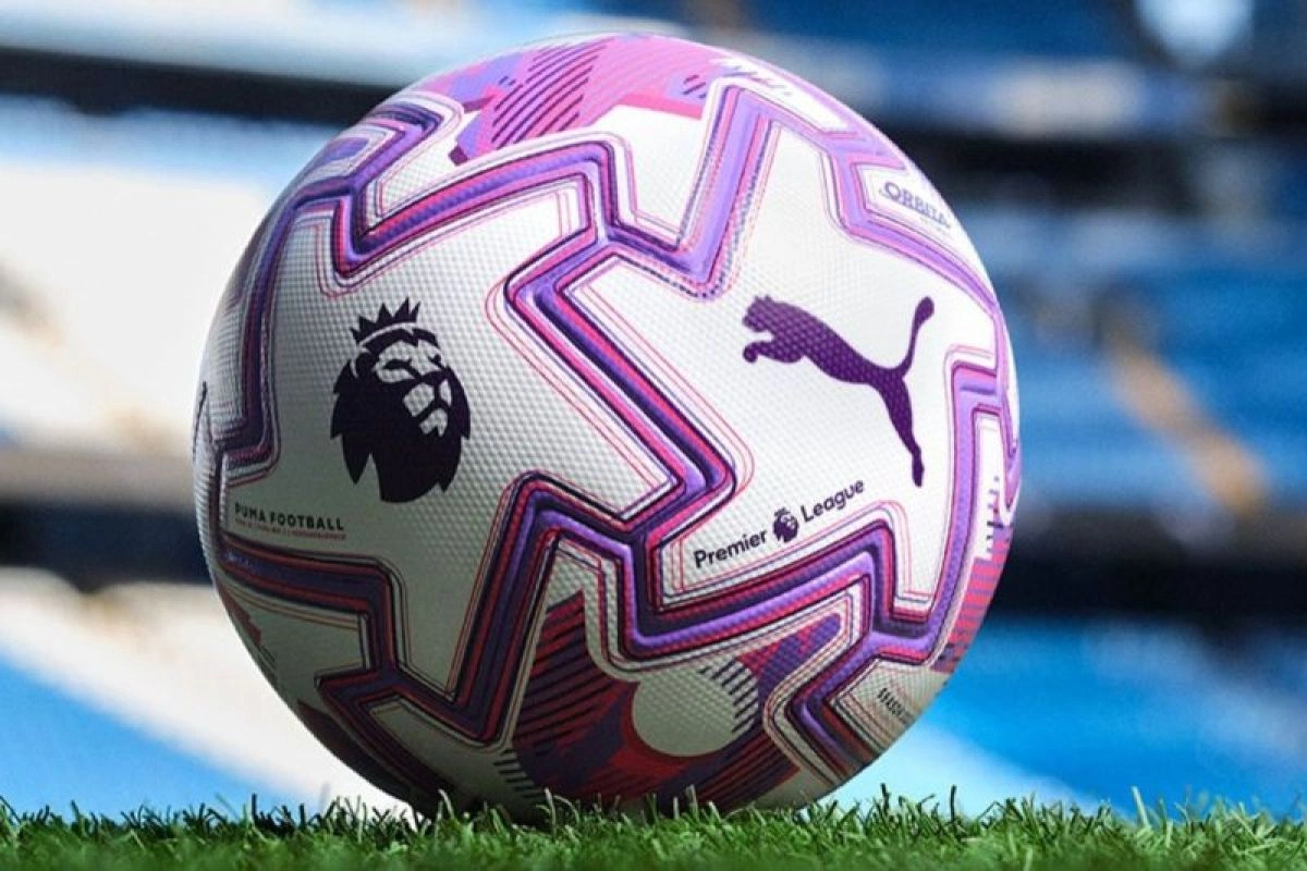 Bola baru Premier League 2025/26 dengan desain resmi yang menuai kontroversi karena dianggap licin oleh kiper.