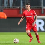 Mees Hilgers saat membela Twente di laga Eredivisie 2025