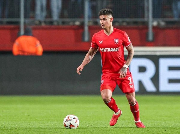 Mees Hilgers saat membela Twente di laga Eredivisie 2025