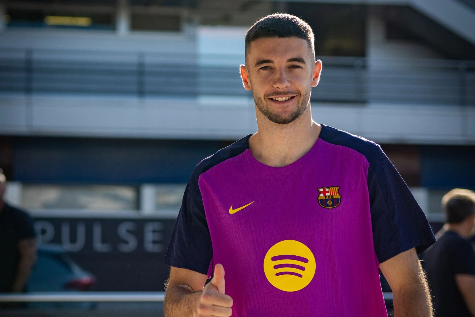 Joan Garcia mengenakan jersey Barcelona siap lawan Mallorca di LaLiga 2025/26