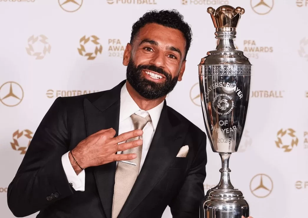 Mohamed Salah raih Pemain Terbaik PFA 2025 bersama trofi