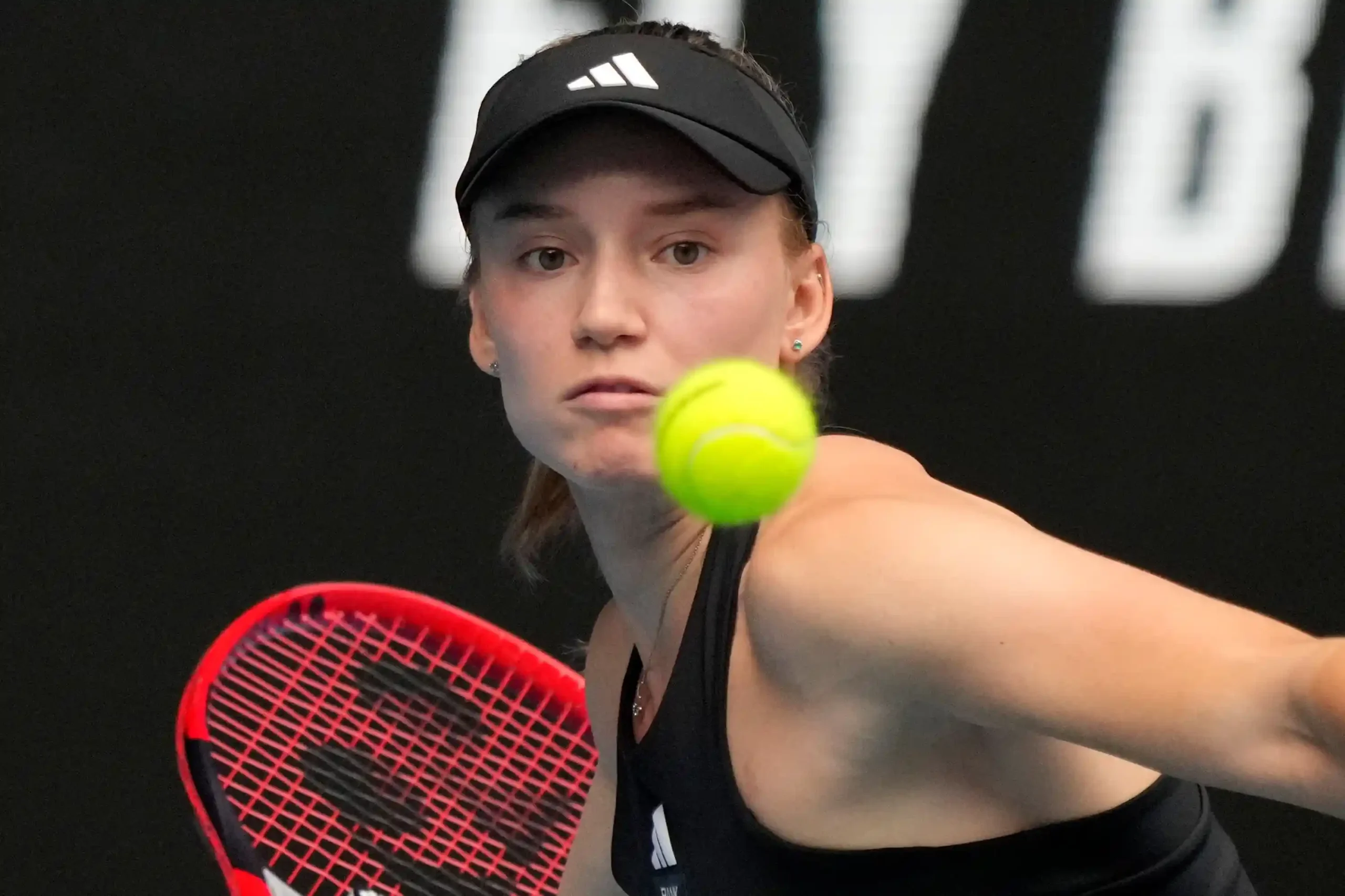 Jelena Rybakina bereaksi emosional usai kalah dari Iga Świątek di semifinal Cincinnati 2025