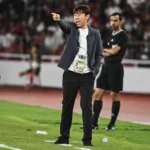 Shin Tae-yong saat mendampingi Timnas Indonesia di pinggir lapangan