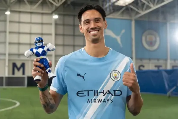 Tijjani Reijnders bersama Manchester City di lapangan
