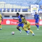 Aksi pemain Persib Bandung melawan Semen Padang di Stadion GBLA pada laga pembuka Super League 2025/2026
