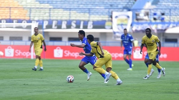Aksi pemain Persib Bandung melawan Semen Padang di Stadion GBLA pada laga pembuka Super League 2025/2026