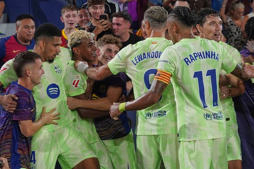 Pemain Barcelona merayakan kemenangan comeback 3-2 atas Levante di LaLiga 2025