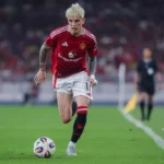 Alejandro Garnacho mengenakan jersey Manchester United dalam pertandingan Premier League