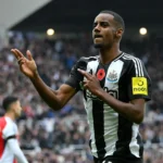 Alexander Isak merayakan gol saat membela Newcastle United dalam pertandingan sepak bola Premier League.