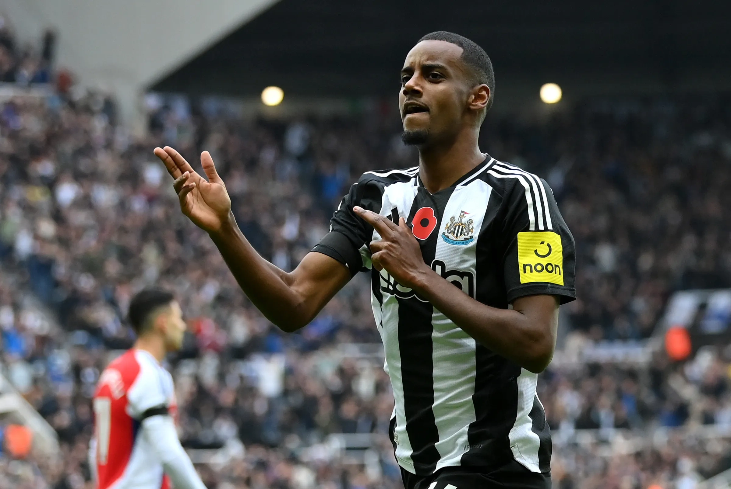 Alexander Isak merayakan gol saat membela Newcastle United dalam pertandingan sepak bola Premier League.