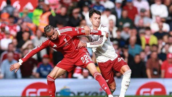 Pemain Liverpool dan Arsenal berebut bola dalam pertandingan Liga Premier.